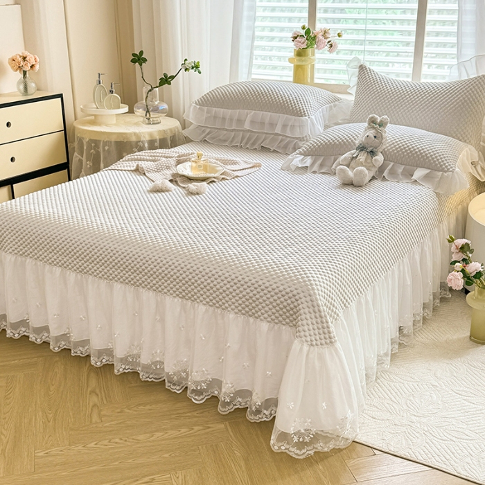 91家纺网 家纺一手货源 找家纺 漫布云2025新款凉豆豆纯色系床裙款床单款床盖床单凉席三件套蕾丝床盖款凉席三件套  冰豆豆—淡雅灰 