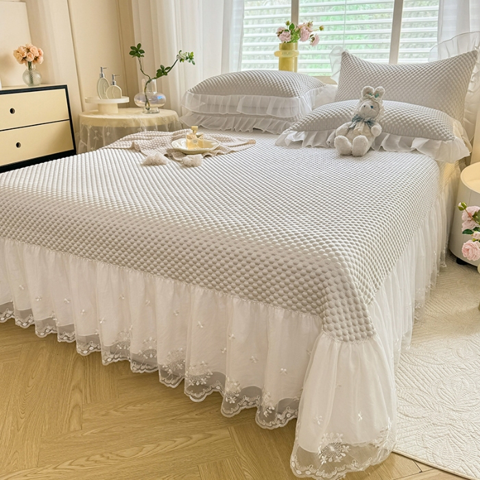 91家纺网 家纺一手货源 找家纺 漫布云2025新款凉豆豆纯色系床裙款床单款床盖床单凉席三件套蕾丝床盖款凉席三件套  冰豆豆—淡雅灰 