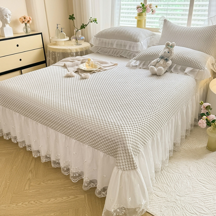 91家纺网 家纺一手货源 找家纺 漫布云2025新款凉豆豆纯色系床裙款床单款床盖床单凉席三件套蕾丝床盖款凉席三件套  冰豆豆—淡雅灰 