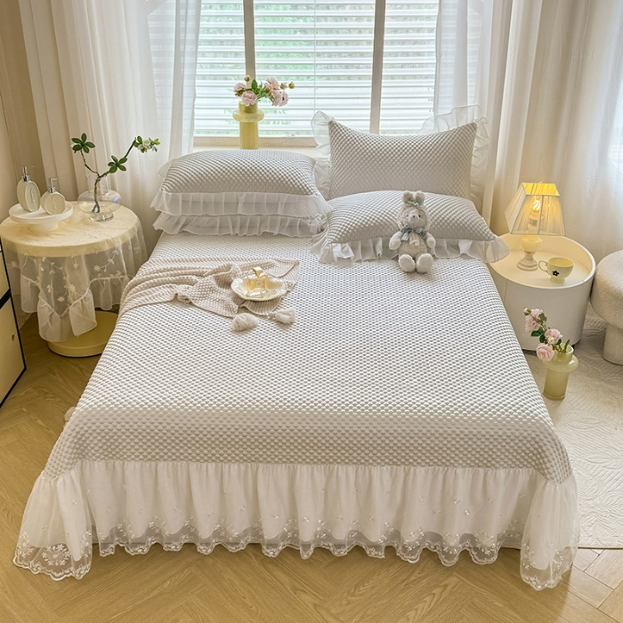 91家纺网 家纺一手货源 找家纺 漫布云2025新款凉豆豆纯色系床裙款床单款床盖床单凉席三件套蕾丝床盖款凉席三件套  冰豆豆—淡雅灰 