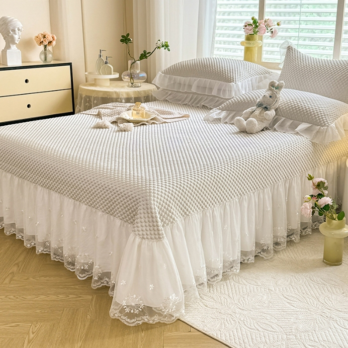 91家纺网 家纺一手货源 找家纺 漫布云2025新款凉豆豆纯色系床裙款床单款床盖床单凉席三件套蕾丝床盖款凉席三件套  冰豆豆—淡雅灰 