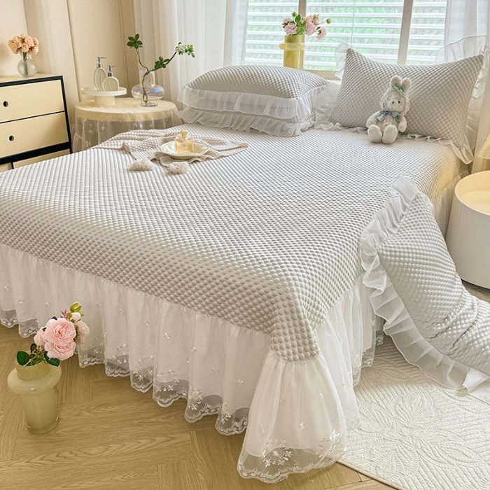 91家纺网 家纺一手货源 找家纺 漫布云2025新款凉豆豆纯色系床裙款床单款床盖床单凉席三件套蕾丝床盖款凉席三件套  冰豆豆—淡雅灰 