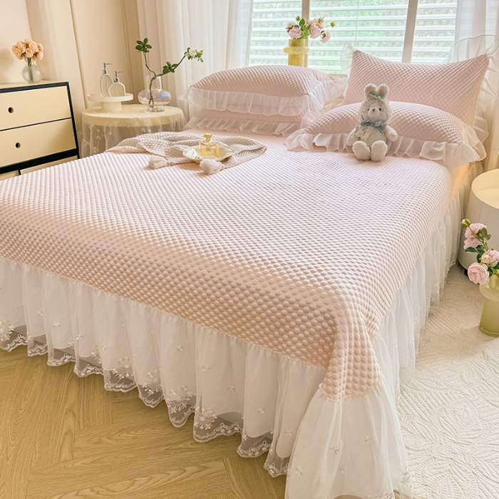 91家纺网 家纺一手货源 找家纺 漫布云2026新款凉豆豆纯色系床裙款床单款床盖床单凉席三件套蕾丝床盖款凉席三件套 冰豆豆—元气粉