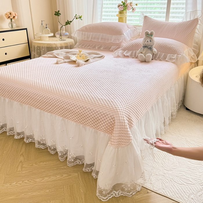 91家纺网 家纺一手货源 找家纺 漫布云2026新款凉豆豆纯色系床裙款床单款床盖床单凉席三件套蕾丝床盖款凉席三件套 冰豆豆—元气粉