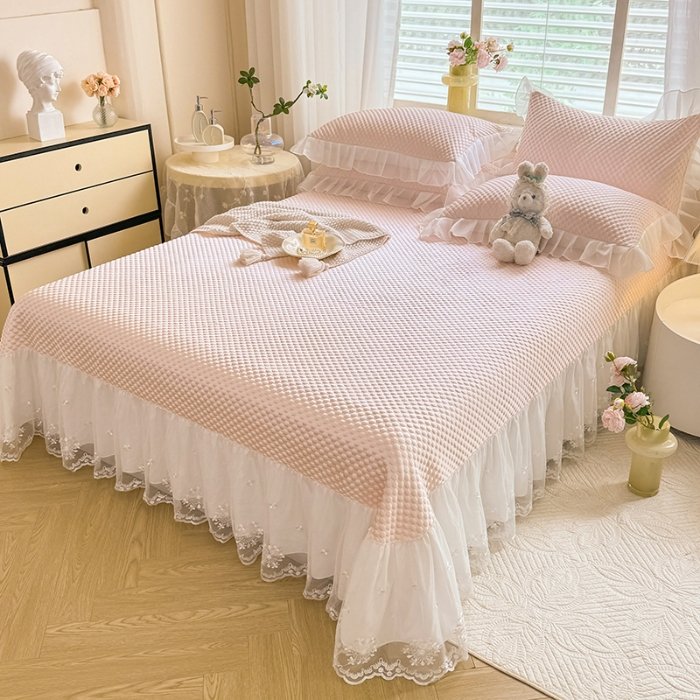 91家纺网 家纺一手货源 找家纺 漫布云2026新款凉豆豆纯色系床裙款床单款床盖床单凉席三件套蕾丝床盖款凉席三件套 冰豆豆—元气粉