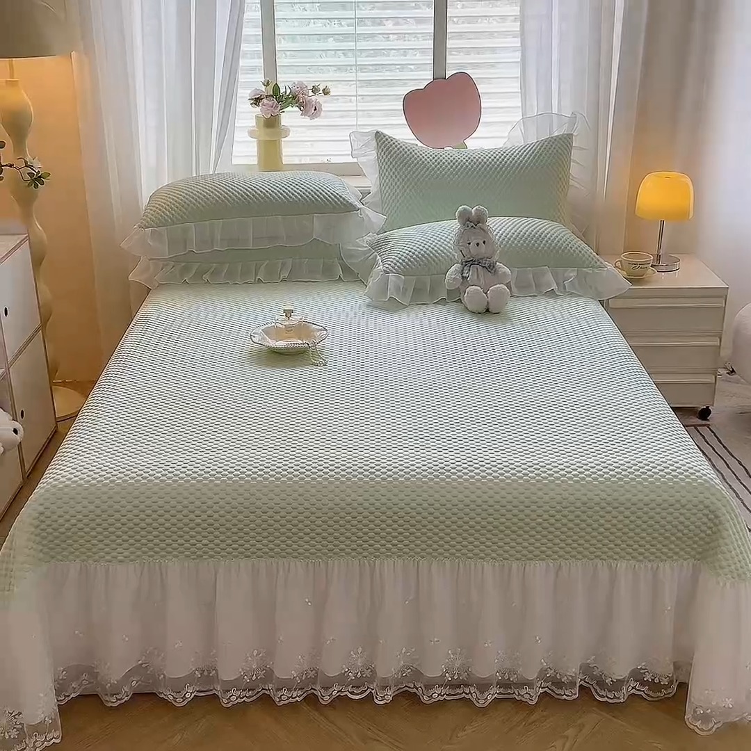 91家纺网 家纺一手货源 找家纺 漫布云2025新款凉豆豆纯色系床裙款床单款床盖床单凉席三件套蕾丝床盖款凉席三件套 冰豆豆--薄荷绿 