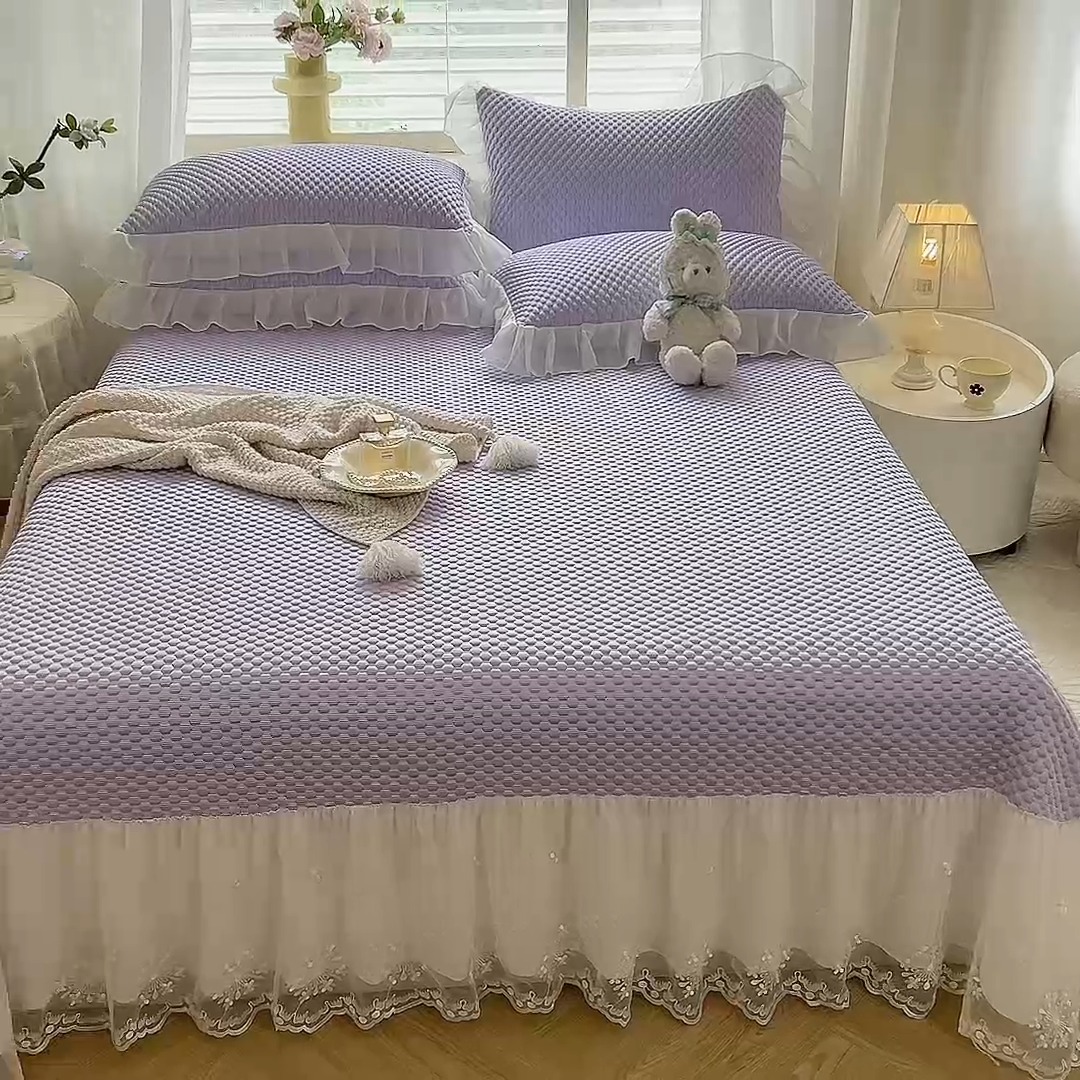 91家纺网 家纺一手货源 找家纺 漫布云2025新款凉豆豆纯色系床裙款床单款床盖床单凉席三件套蕾丝床盖款凉席三件套   冰豆豆—梦幻紫