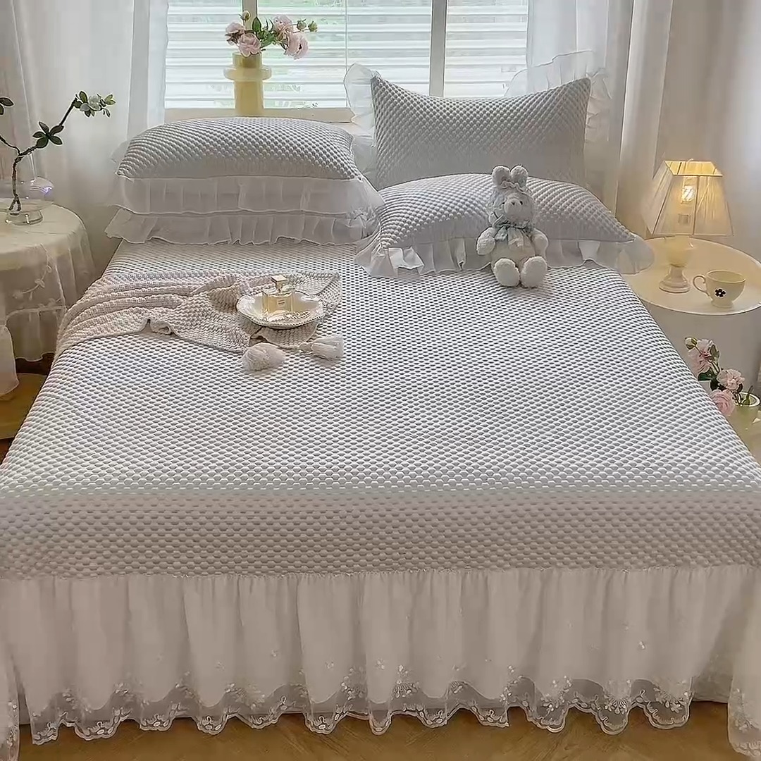 91家纺网 家纺一手货源 找家纺 漫布云2025新款凉豆豆纯色系床裙款床单款床盖床单凉席三件套蕾丝床盖款凉席三件套  冰豆豆—淡雅灰 