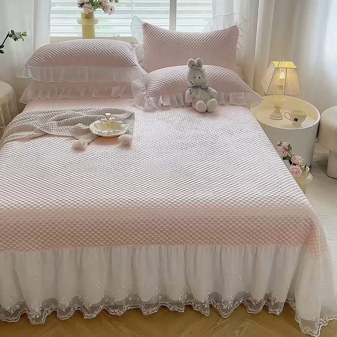 91家纺网 家纺一手货源 找家纺 漫布云2026新款凉豆豆纯色系床裙款床单款床盖床单凉席三件套蕾丝床盖款凉席三件套 冰豆豆—元气粉