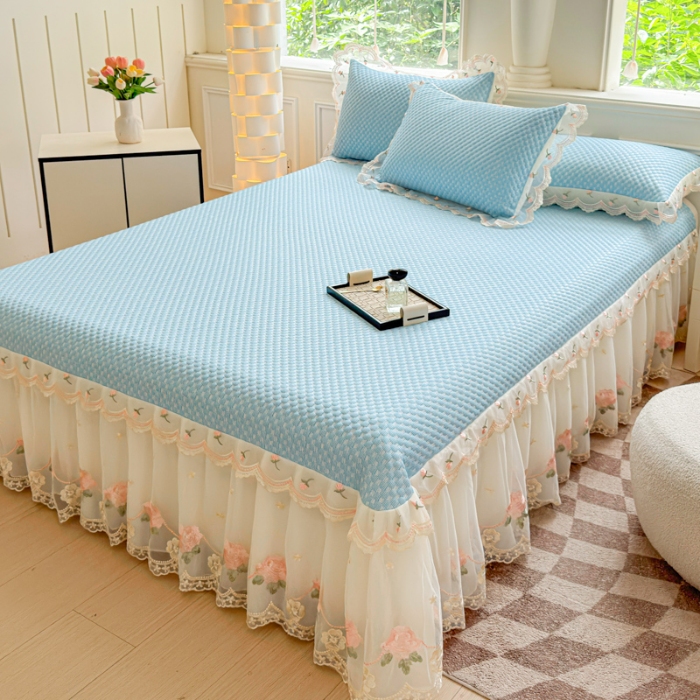 91家纺网 家纺一手货源 找家纺 苏米娜2025甄选A类凉豆豆纯色系蕾丝花边床裙款床单款床盖床单凉席三件套蕾丝床盖款凉席三件套 唯爱-婴儿蓝
