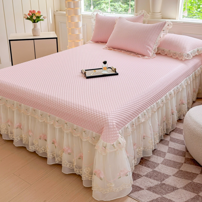 91家纺网 家纺一手货源 找家纺 苏米娜2025甄选A类凉豆豆纯色系蕾丝花边床裙款床单款床盖床单凉席三件套蕾丝床盖款凉席三件套  唯爱-樱花粉