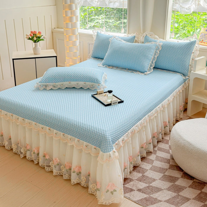 91家纺网 家纺一手货源 找家纺 苏米娜2025甄选A类凉豆豆纯色系蕾丝花边床裙款床单款床盖床单凉席三件套蕾丝床盖款凉席三件套  唯爱-婴儿蓝 