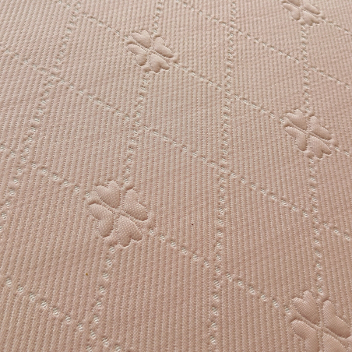 91家纺网 家纺一手货源 找家纺 苏米娜 2025新款百分百中分子凉感席大版冰感床裙款凉席三件套  四叶草-豆沙  