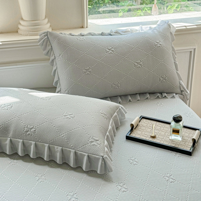 91家纺网 家纺一手货源 找家纺 苏米娜 2025新款百分百中分子凉感席大版冰感床裙款凉席三件套  四叶草-浅灰 