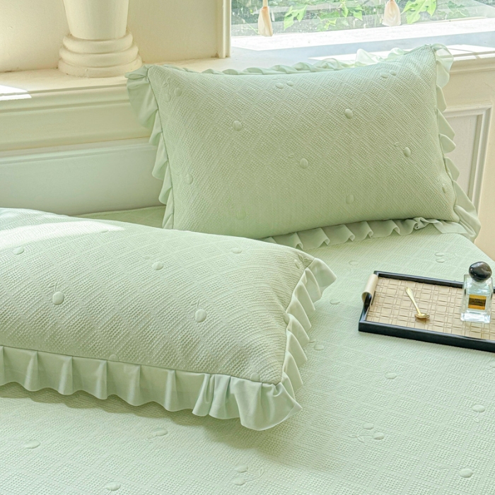 91家纺网 家纺一手货源 找家纺 苏米娜 2025新款百分百中分子凉感席大版冰感床裙款凉席三件套  樱桃-薄荷绿 