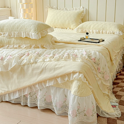 91家纺网 家纺一手货源 找家纺 （总）漫布云2025春夏韩版公主风水洗棉蕾丝床盖款夏被四件套法式蕾丝花边床裙款四件套