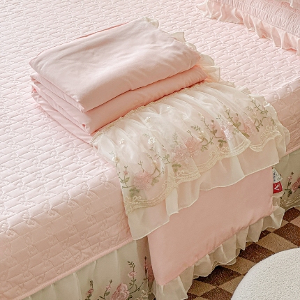 91家纺网 家纺一手货源 找家纺 （总）苏米娜2025春夏韩版公主风水洗棉蕾丝床盖款夏被四件套法式蕾丝花边床裙款四件套