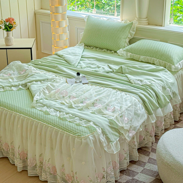 91家纺网 家纺一手货源 找家纺 苏米娜2025新款A类甄选PE凉感丝花边床裙款冰豆豆凉席床盖三件套春夏韩版公主风水洗棉蕾丝夏被 梦幻—薄荷绿  