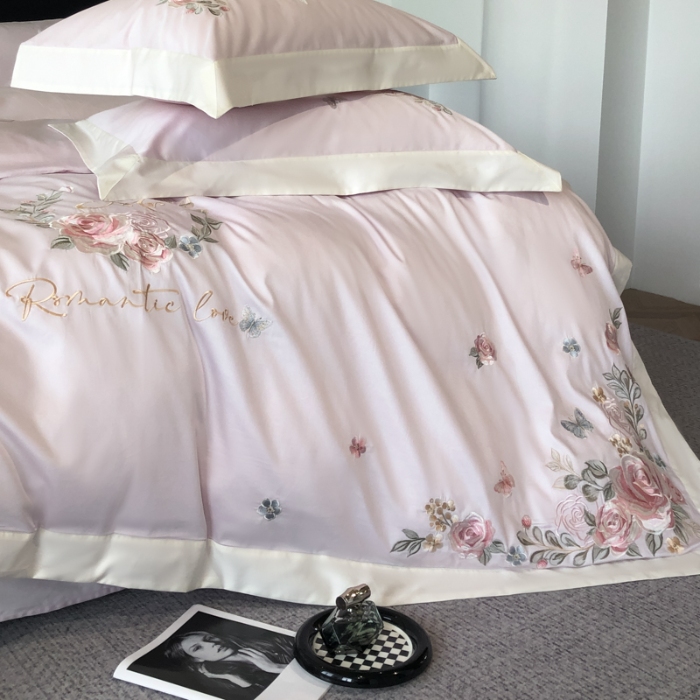 91家纺网 家纺一手货源 找家纺 春夏新品高级感50*50S贡缎长绒棉刺绣四件套纯棉床单全棉床笠高档礼盒装量大价优 梦境紫-花缦-贡缎长绒棉