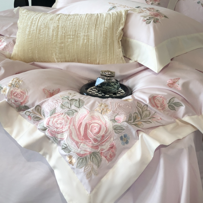 91家纺网 家纺一手货源 找家纺 春夏新品高级感50*50S贡缎长绒棉刺绣四件套纯棉床单全棉床笠高档礼盒装量大价优 梦境紫-花缦-贡缎长绒棉