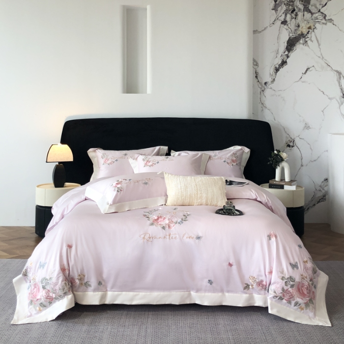 91家纺网 家纺一手货源 找家纺 春夏新品高级感50*50S贡缎长绒棉刺绣四件套纯棉床单全棉床笠高档礼盒装量大价优 梦境紫-花缦-贡缎长绒棉