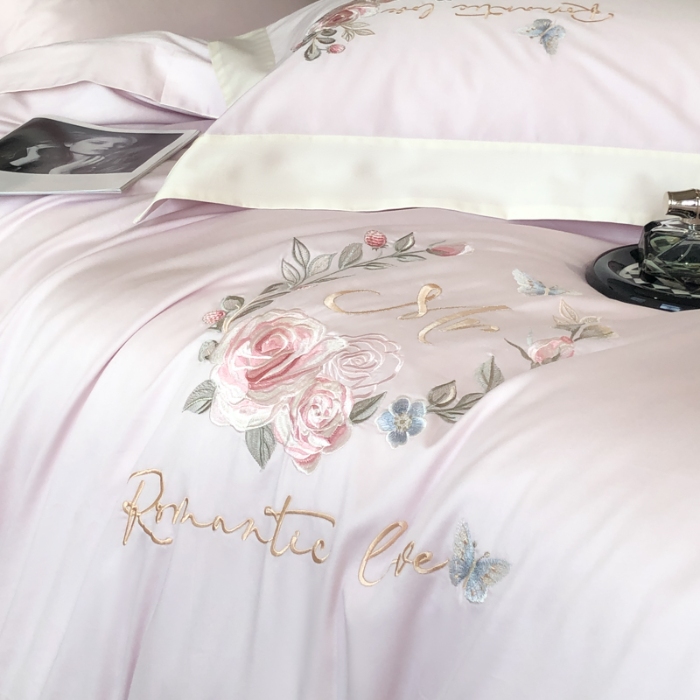 91家纺网 家纺一手货源 找家纺 春夏新品高级感50*50S贡缎长绒棉刺绣四件套纯棉床单全棉床笠高档礼盒装量大价优 梦境紫-花缦-贡缎长绒棉