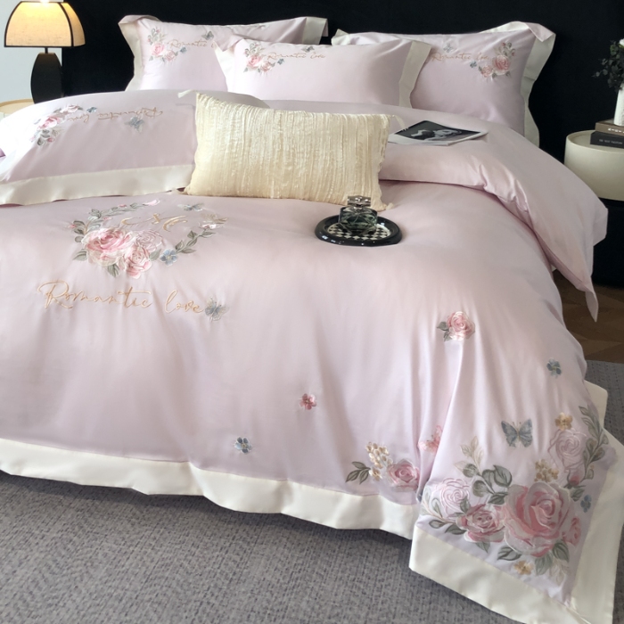 91家纺网 家纺一手货源 找家纺 春夏新品高级感50*50S贡缎长绒棉刺绣四件套纯棉床单全棉床笠高档礼盒装量大价优 梦境紫-花缦-贡缎长绒棉