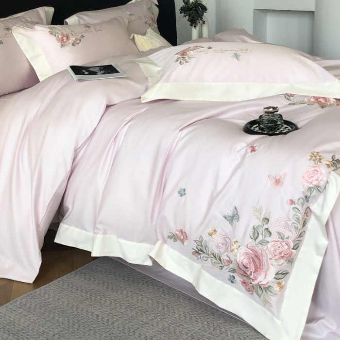 91家纺网 家纺一手货源 找家纺 春夏新品高级感50*50S贡缎长绒棉刺绣四件套纯棉床单全棉床笠高档礼盒装量大价优 梦境紫-花缦-贡缎长绒棉