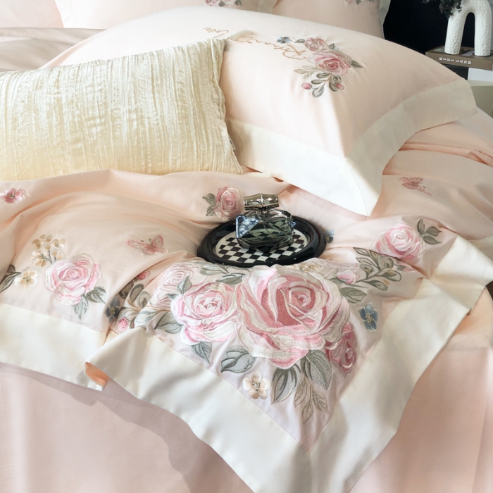 91家纺网 家纺一手货源 找家纺 春夏新品高级感50*50S贡缎长绒棉刺绣四件套纯棉床单全棉床笠高档礼盒装量大价优 桃花粉-花缦-贡缎长绒棉
