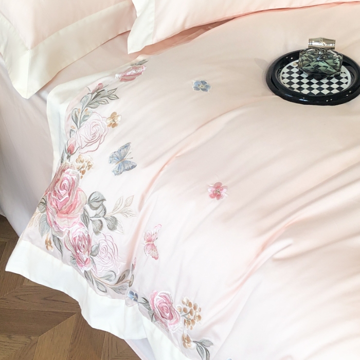 91家纺网 家纺一手货源 找家纺 春夏新品高级感50*50S贡缎长绒棉刺绣四件套纯棉床单全棉床笠高档礼盒装量大价优 桃花粉-花缦-贡缎长绒棉