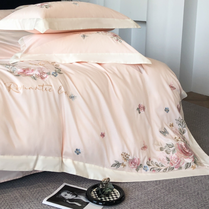 91家纺网 家纺一手货源 找家纺 春夏新品高级感50*50S贡缎长绒棉刺绣四件套纯棉床单全棉床笠高档礼盒装量大价优 桃花粉-花缦-贡缎长绒棉