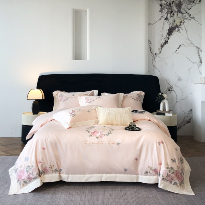 91家纺网 家纺一手货源 找家纺 春夏新品高级感50*50S贡缎长绒棉刺绣四件套纯棉床单全棉床笠高档礼盒装量大价优 桃花粉-花缦-贡缎长绒棉