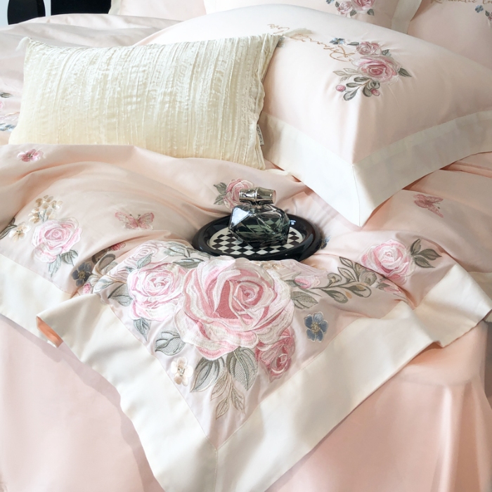 91家纺网 家纺一手货源 找家纺 春夏新品高级感50*50S贡缎长绒棉刺绣四件套纯棉床单全棉床笠高档礼盒装量大价优 桃花粉-花缦-贡缎长绒棉