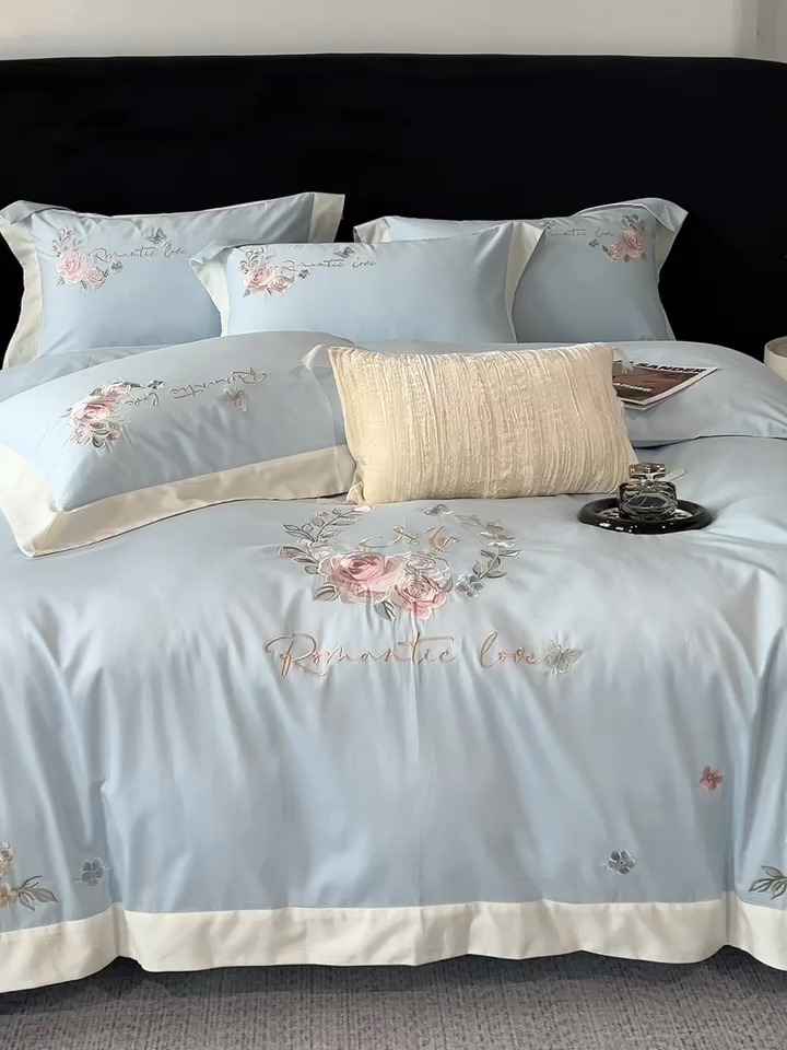 91家纺网 家纺一手货源 找家纺 春夏新品高级感50*50S贡缎长绒棉刺绣四件套纯棉床单全棉床笠高档礼盒装量大价优 蒂芙尼蓝-花缦-贡缎长绒棉