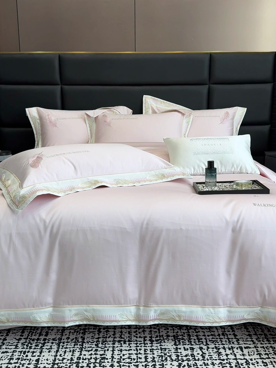 91家纺网 家纺一手货源 找家纺 高档礼盒装50*50S贡缎长绒棉刺绣四件套100%纯棉全棉床单床笠款量大价优 塞纳河畔-粉-贡缎长绒棉