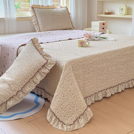 91家纺网 家纺一手货源 找家纺 （总）2025新款法式花边床盖三件套水洗棉夹棉韩版荷叶花边小碎花床盖