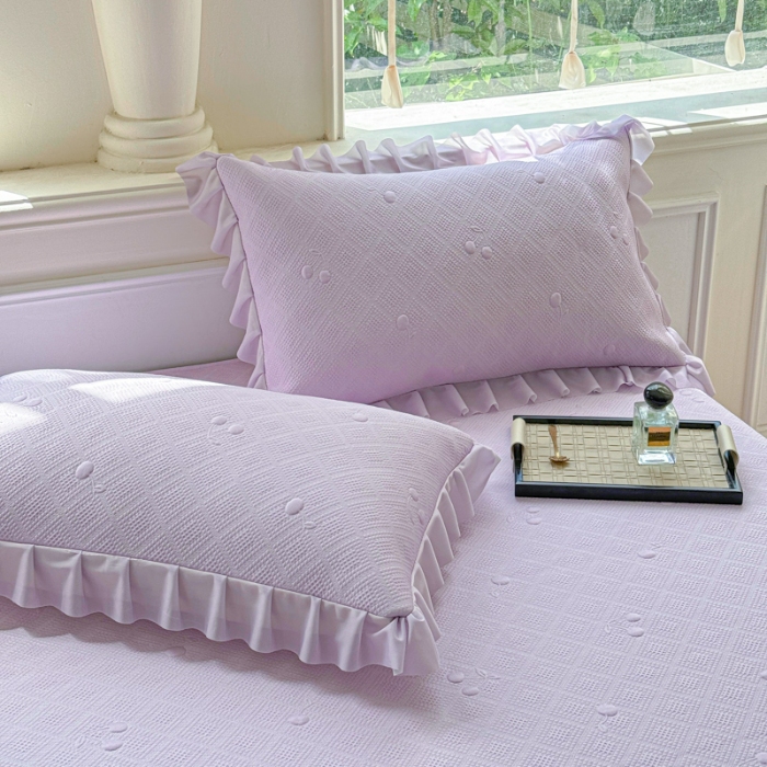 91家纺网 家纺一手货源 找家纺 苏米娜 2025新款百分百中分子凉感席大版冰感床裙款凉席三件套   樱桃-梦幻紫