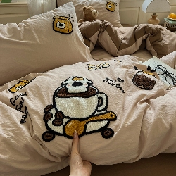 91家纺网 家纺一手货源 找家纺 （总）曼谷家纺 2025新款软糯毛巾绣水洗棉四件套,绅士狗狗-芝士绿,香浓可可-奶咖,音乐节-豆绿芝士,音乐节-星球咖