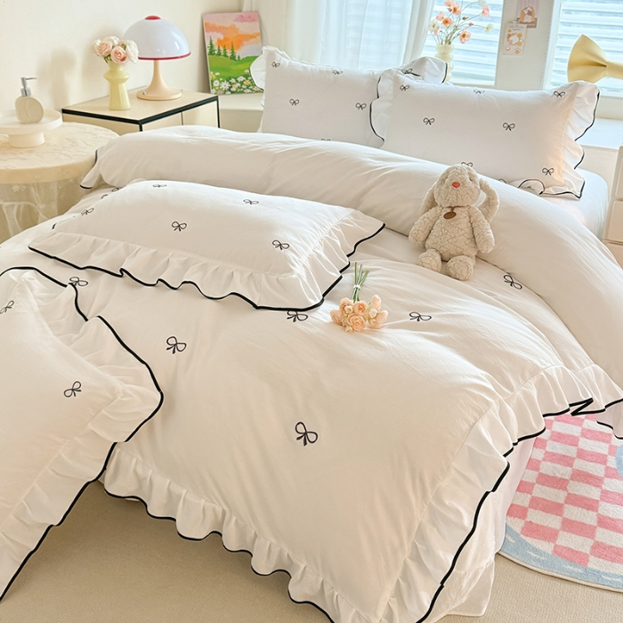 91家纺网 家纺一手货源 找家纺 漫布云家纺2025春夏新品韩版花边款刺绣水洗棉四件套A类母婴级针织双层纱蝴蝶结绣花纯棉全棉床裙款四件套小香风  蝶儿飞飞-奶昔白 