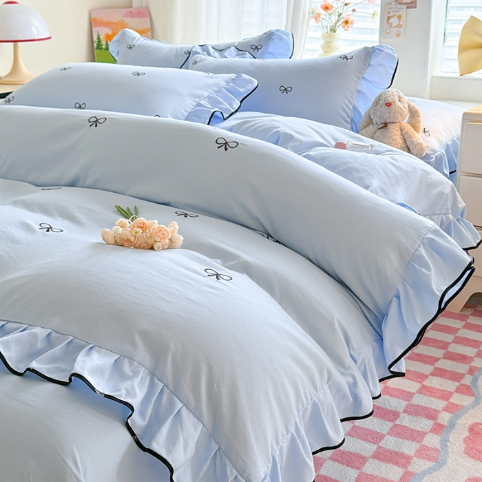 91家纺网 家纺一手货源 找家纺 漫布云家纺2025春夏新品韩版花边款刺绣水洗棉四件套A类母婴级针织双层纱蝴蝶结绣花纯棉全棉床裙款四件套小香风   蝶儿飞飞—婴儿蓝