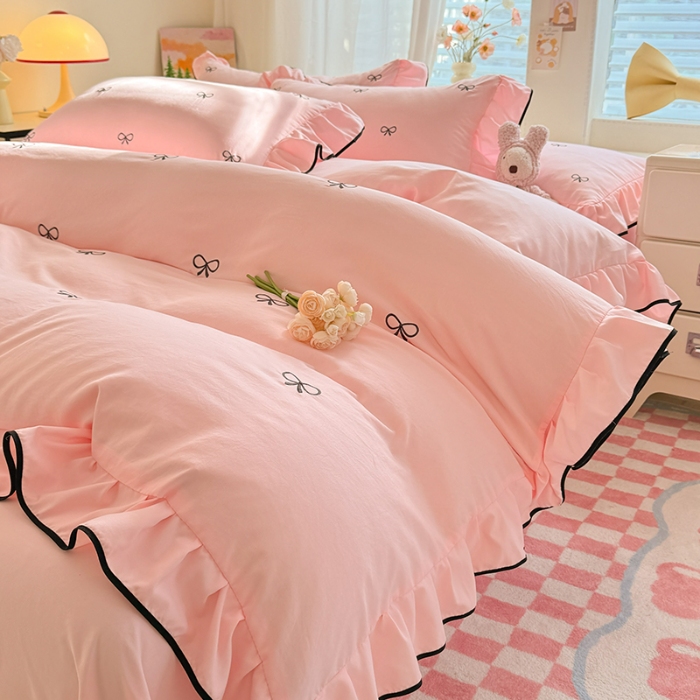 91家纺网 家纺一手货源 找家纺 漫布云家纺2025春夏新品韩版花边款刺绣水洗棉四件套A类母婴级针织双层纱蝴蝶结绣花纯棉全棉床裙款四件套小香风  蝶儿飞飞—樱花粉