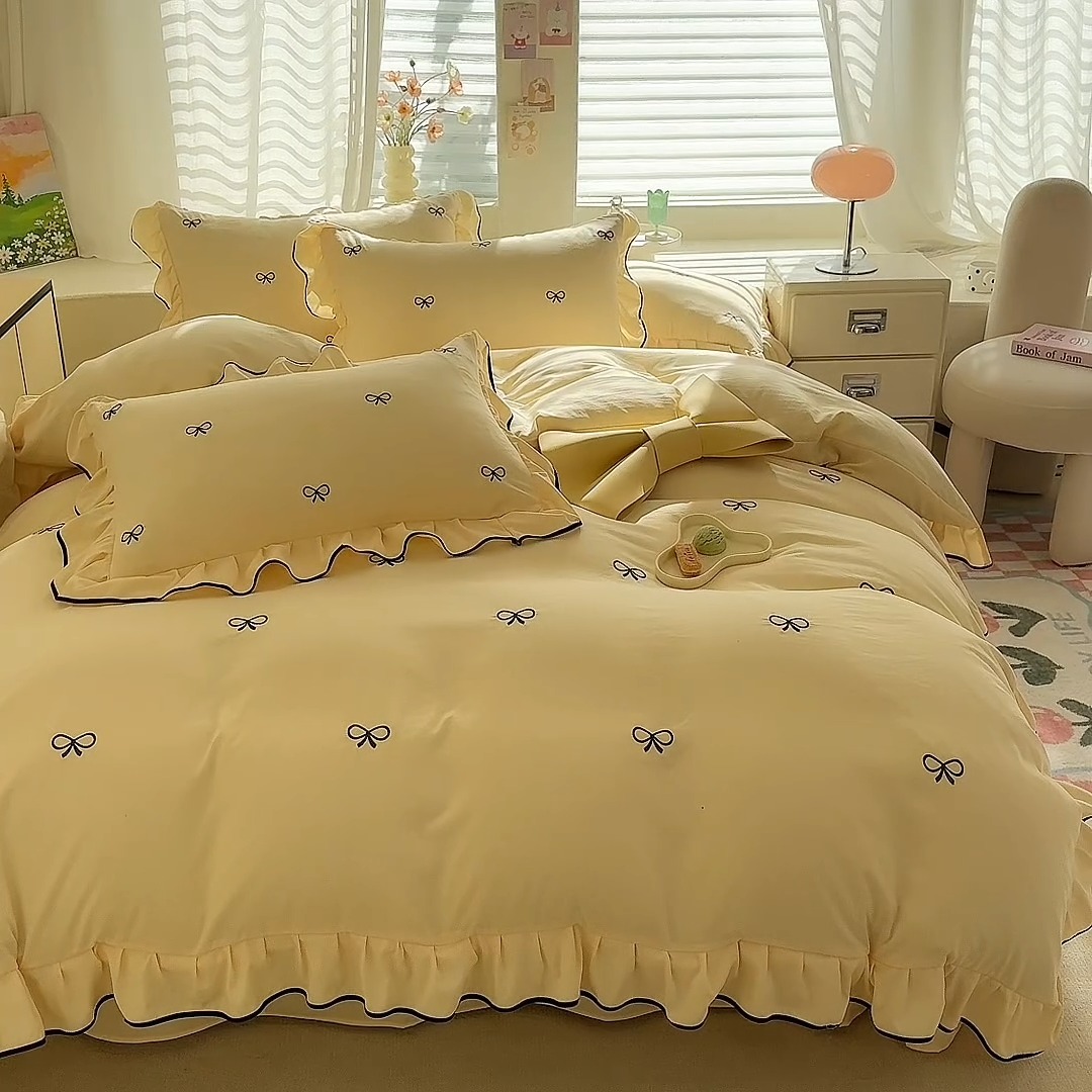 91家纺网 家纺一手货源 找家纺 漫布云家纺2025春夏新品韩版花边款刺绣水洗棉四件套A类母婴级针织双层纱蝴蝶结绣花纯棉全棉床裙款四件套小香风 蝶儿飞飞—嫩黄 