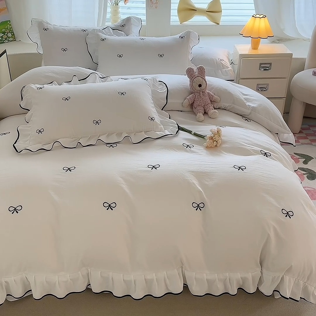 91家纺网 家纺一手货源 找家纺 漫布云家纺2025春夏新品韩版花边款刺绣水洗棉四件套A类母婴级针织双层纱蝴蝶结绣花纯棉全棉床裙款四件套小香风  蝶儿飞飞-奶昔白 