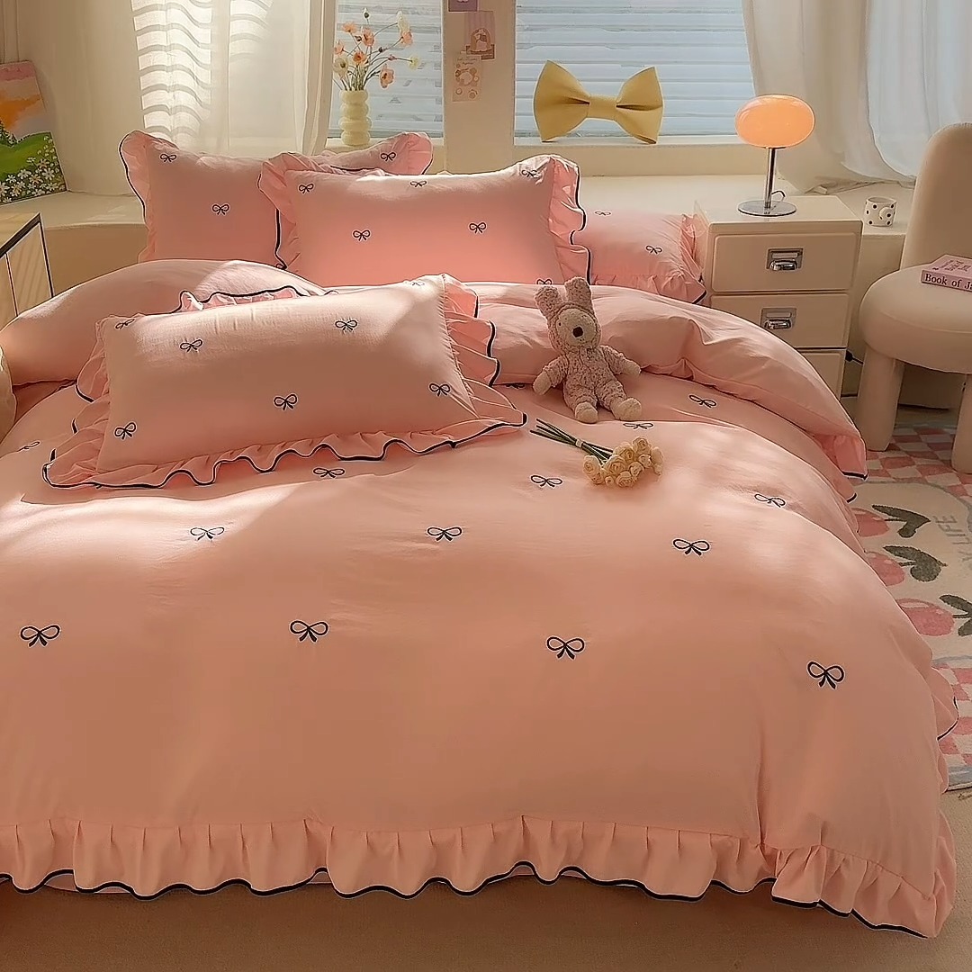 91家纺网 家纺一手货源 找家纺 漫布云家纺2025春夏新品韩版花边款刺绣水洗棉四件套A类母婴级针织双层纱蝴蝶结绣花纯棉全棉床裙款四件套小香风  蝶儿飞飞—樱花粉