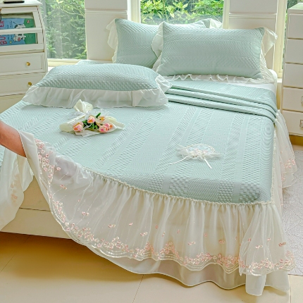 91家纺网 家纺一手货源 找家纺 漫布云 2025夏季新款PE聚乙烯中分子凉感凉豆豆蕾丝花边床裙款凉席三件套 可可-翡翠绿 