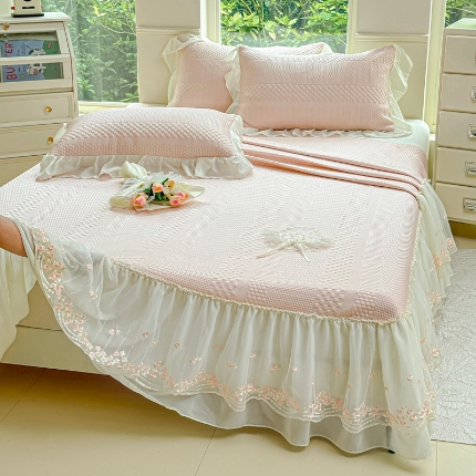 91家纺网 家纺一手货源 找家纺 漫布云 2025夏季新款PE聚乙烯中分子凉感凉豆豆蕾丝花边床裙款凉席三件套 可可-翡翠绿 