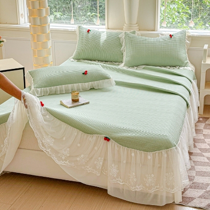 91家纺网 家纺一手货源 找家纺 漫布云 2025夏季新款PE聚乙烯中分子凉感凉豆豆蕾丝花边床裙款凉席三件套 可可-翡翠绿 