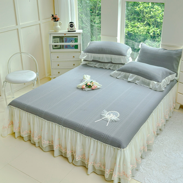 91家纺网 家纺一手货源 找家纺 漫布云 2025夏季新款PE聚乙烯中分子凉感凉豆豆蕾丝花边床裙款凉席三件套 梦巴黎-高级灰   