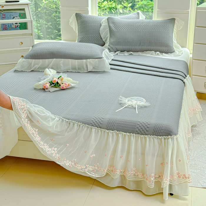 91家纺网 家纺一手货源 找家纺 漫布云 2025夏季新款PE聚乙烯中分子凉感凉豆豆蕾丝花边床裙款凉席三件套 梦巴黎-高级灰   