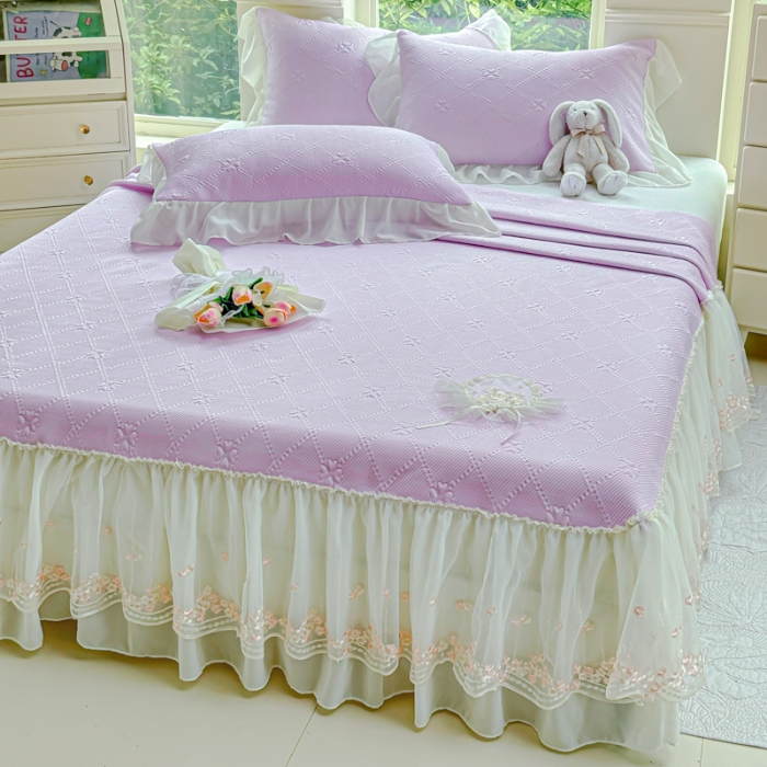 91家纺网 家纺一手货源 找家纺 漫布云 2025夏季新款PE聚乙烯中分子凉感凉豆豆蕾丝花边床裙款凉席三件套  梦巴黎-香芋紫 